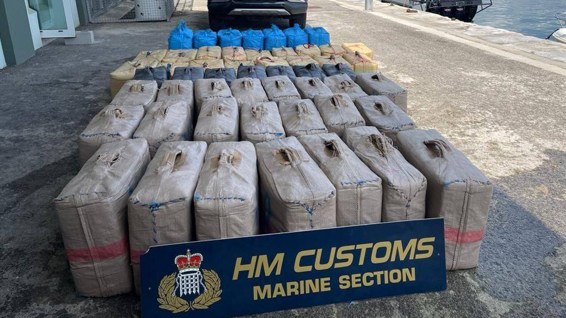 Gibraltar Incauta Dos Toneladas De Marihuana En Fardos Flotando En El